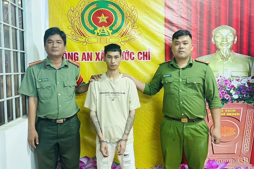 Nguyễn Tấn Dầu bị Công an xã Phước Chỉ bắt giữ. (Ảnh: Dân trí)