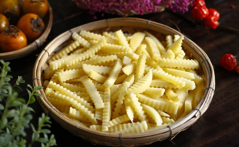 Khoai tây sau khi mua về cần gọt vỏ và rửa sạch. Dùng dao cắt khoai thành từng miếng có độ dày bằng nhau rồi cắt thành dải to cỡ ngón tay út hoặc sử dụng loại dao lượn sóng để thái để miếng khoai đẹp hơn.