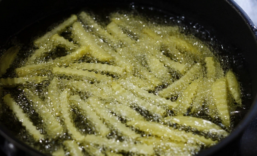 ''Bí quyết vàng'' giúp cho khoai tây giòn rụm, để lâu không bị mềm ỉu là chiên 2 lần lửa.