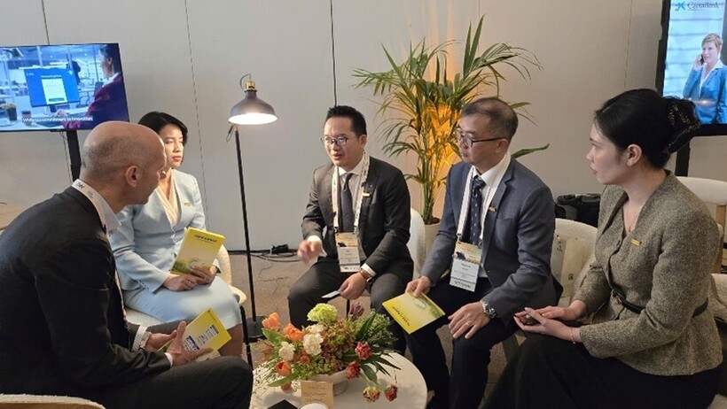 Đại diện Lãnh đạo Nam A Bank làm việc cùng đại diện Ngân hàng Commerzbank.