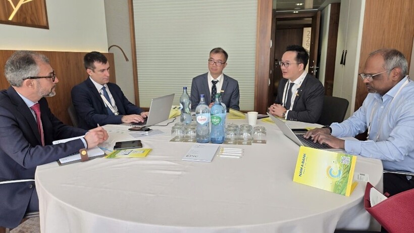 Đại diện Lãnh đạo Nam A Bank làm việc cùng đại diện Ngân hàng BRED Banque Populaire.