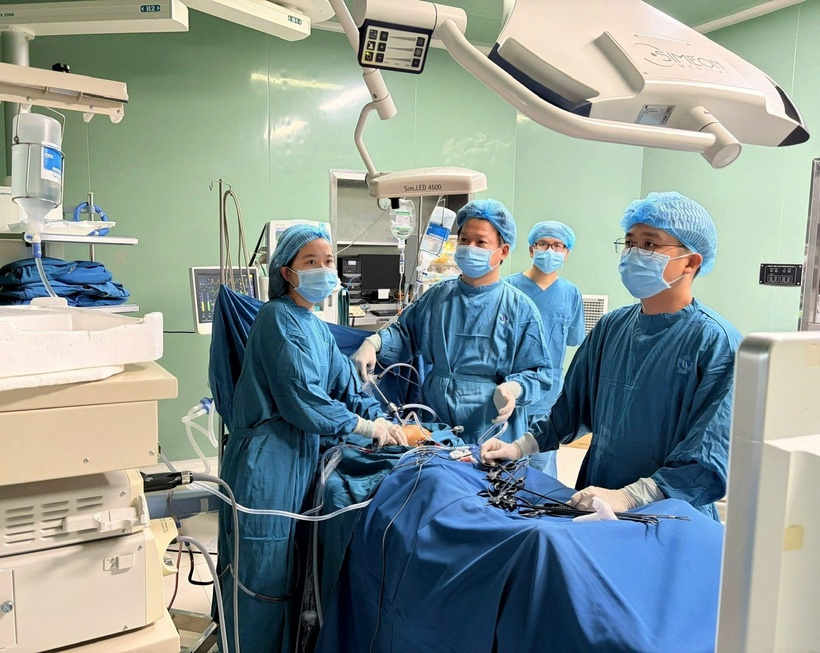 Các y, bác sĩ đã phẫu thuật xuyên đêm, cứu sống sản phụ và thai nhi. Ảnh: PLO.