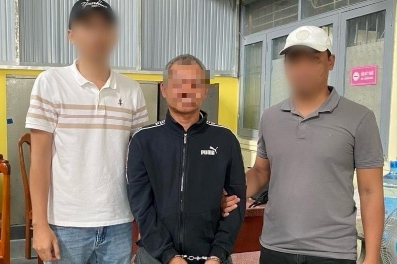 Đối tượng Huỳnh Văn Tây được áp giải trụ sở Công an phường B’Lao. Ảnh: Công an tỉnh Lâm Đồng.