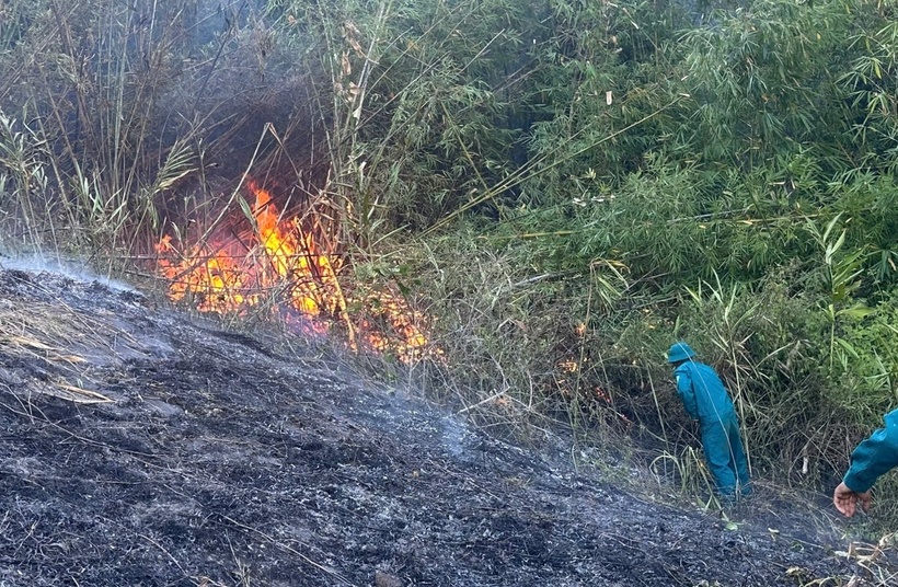 Lực lượng chức năng tiếp cận hiện trường, dập lửa trên đèo Bảo Lộc. (Ảnh: Dân trí)