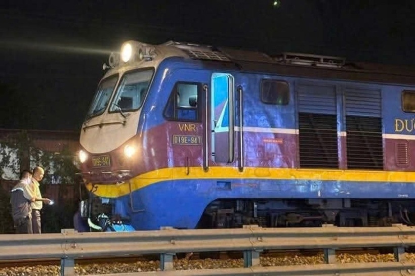 Hiện trường vụ tàu hỏa va chạm với xe máy tại Hà Nội, 2 người phụ nữ tử vong - 1