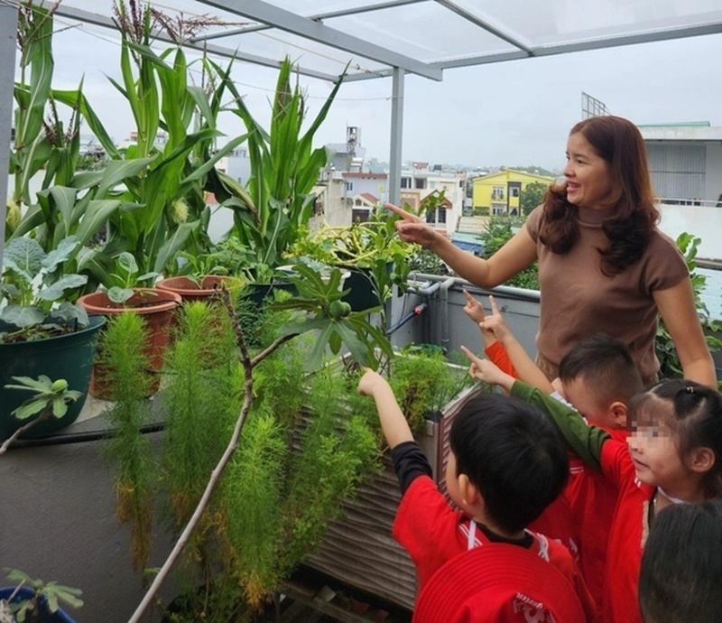 Chị Luy xúc động nhớ lại quãng thời gian đầu khi con trai chưa thể nhận biết được các loại cây trái. Vì con như một tờ giấy trắng, chị kiên trì đưa con lên vườn mỗi ngày, lặp đi lặp lại việc giới thiệu tên từng loại rau. Giây phút con chủ động cất tiếng hỏi "Mẹ ơi, rau gì?" đã khiến người mẹ trẻ hạnh phúc đến rơi nước mắt.