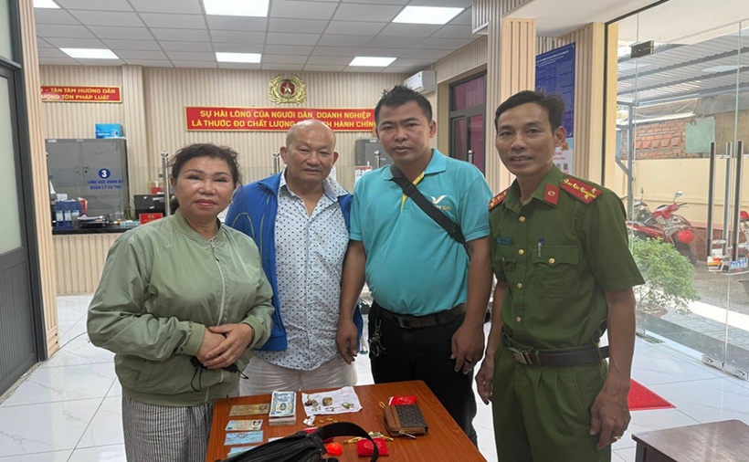 Tài xế taxi đã hoàn trả tài sản cho bà Hồng. (Ảnh: Công an)