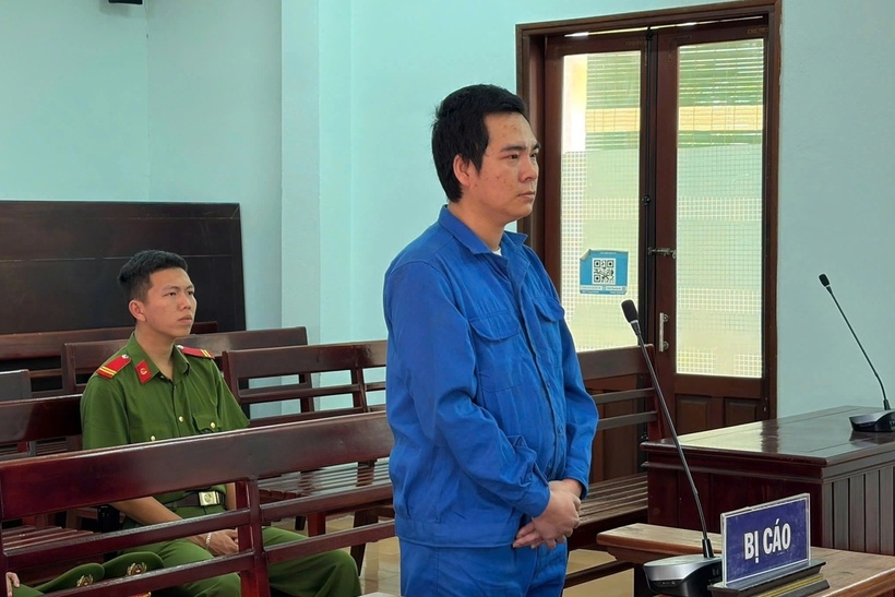 Bị cáo Châu Trường Phúc tại phiên tòa xét xử sơ thẩm tội Cướp tài sản. (Ảnh: Dân trí)