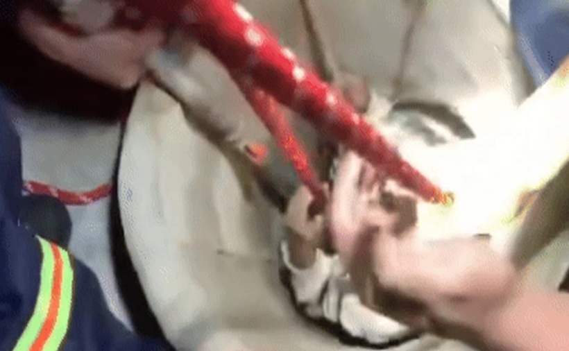 Lực lượng chức năng giải cứu cô gái bị rơi xuống giếng lúc rạng sáng. (Ảnh: Công an tỉnh Gia Lai)