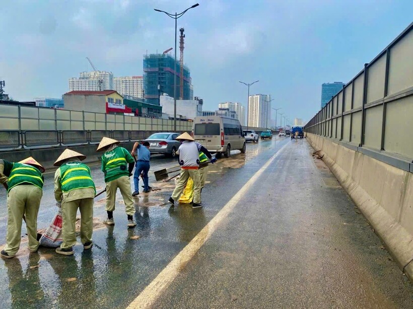 Tài xế và đơn vị liên quan được yêu cầu khắc phục hậu quả, hoàn trả nguyên trạng mặt đường.