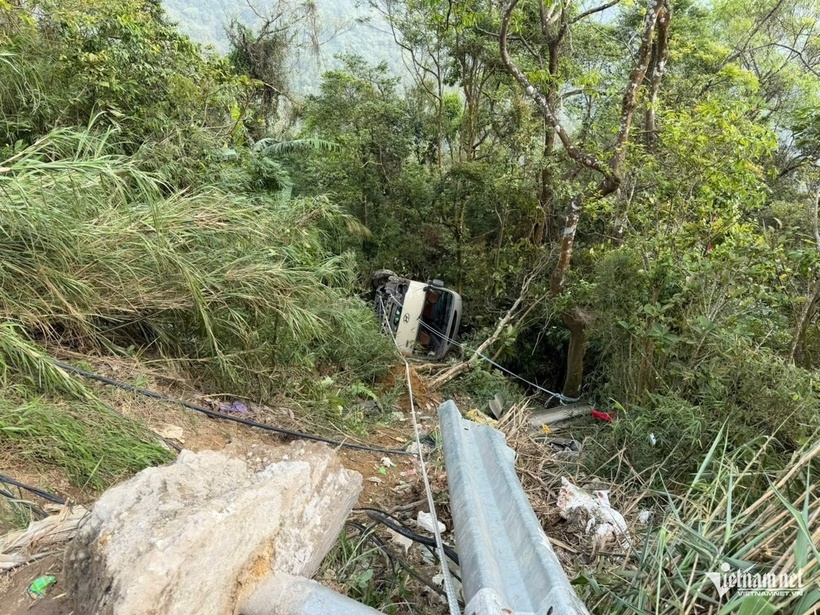 Chiếc xe khách chở theo khoảng 26 người lao xuống ta-luy bên trái, đâm xuống vực sâu. Ảnh: Vietnamnet.