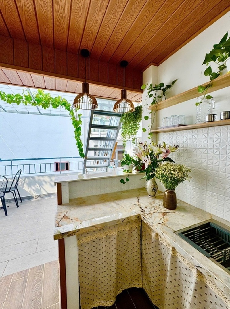 Vào năm 2025, vợ chồng chị Nhớ quyết định mua nhà tại TP.HCM. Căn nhà này có sẵn khoảng sân thượng, tạo điều kiện thuận lợi để chị bắt đầu công việc làm vườn và trồng rau sạch.