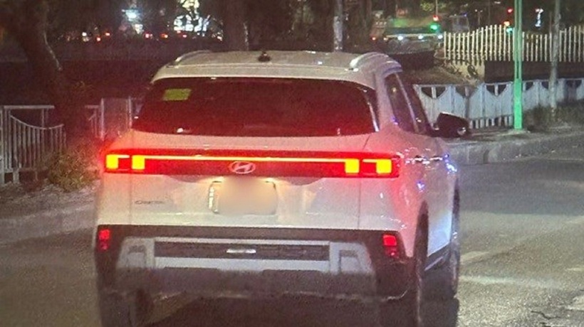 Chiếc xe ô tô của nhóm người chặn đường, hành hung nam sinh trên phố Nguyễn Khang. Ảnh: Lao Động