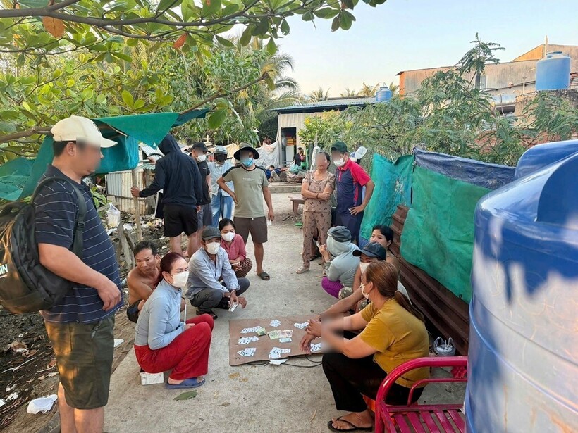 Các đối tượng bị bắt cùng tang vật