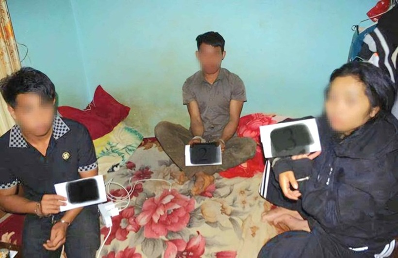 Ba đối tượng đang tàng trữ và sử dụng trái phép chất ma túy bị công an bắt quả tang. Ảnh: Công an cung cấp