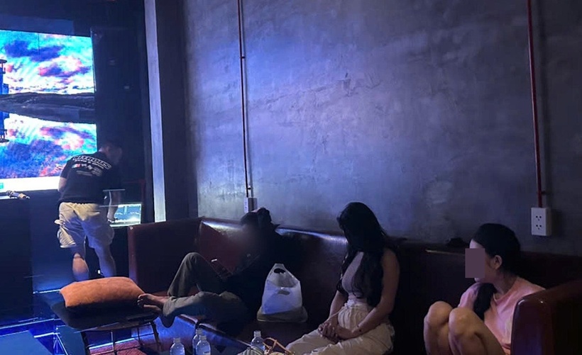 Bắt quả tang nhóm "nam thanh nữ tú" làm điều "mờ ám" trong quán karaoke - 1