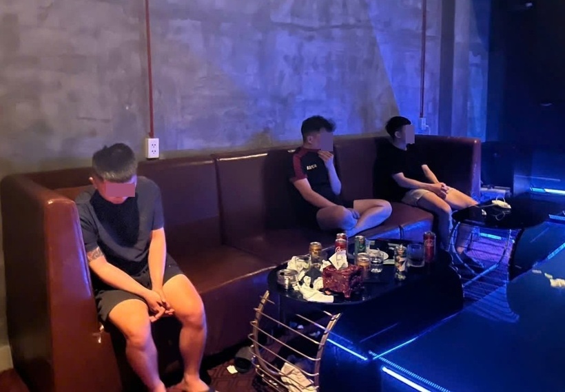 Công an bắt quả tang các đối tượng đang "phê" ma túy. (Ảnh: Công an TP.Đà Nẵng)