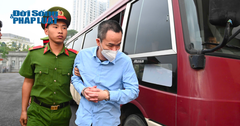 Các bị cáo bị dẫn giải đến phiên tòa sáng nay.