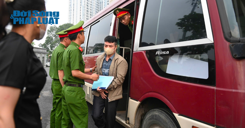 Các bị cáo bị dẫn giải đến phiên tòa sáng nay.