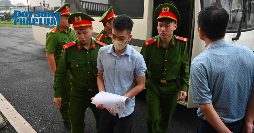 Cận cảnh cựu Thứ trưởng Hoàng Văn Thắng bị dẫn giải đến tòa - 6