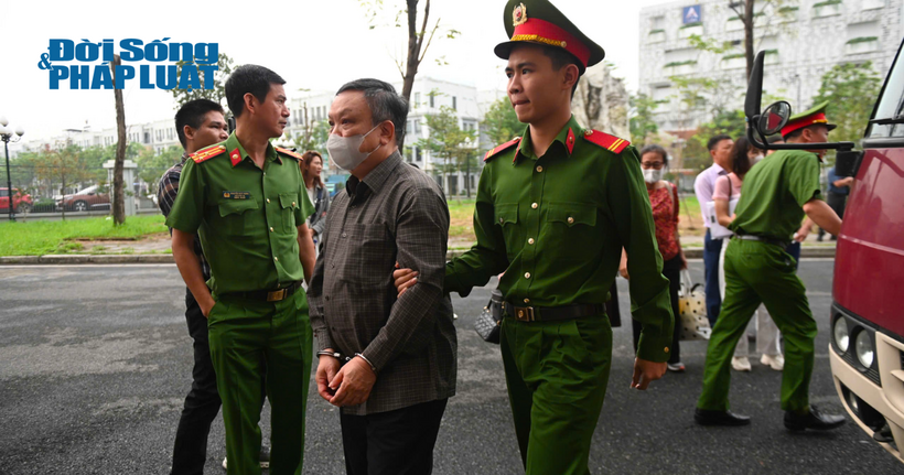 Cận cảnh cựu Thứ trưởng Hoàng Văn Thắng bị dẫn giải đến tòa - 7