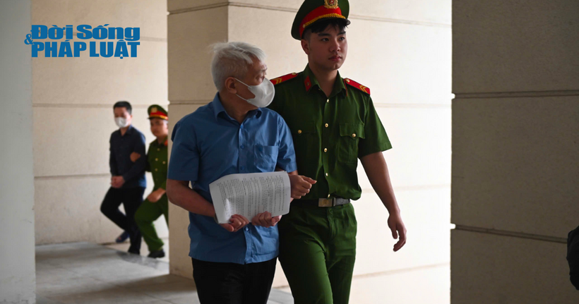 Cận cảnh cựu Thứ trưởng Hoàng Văn Thắng bị dẫn giải đến tòa - 8