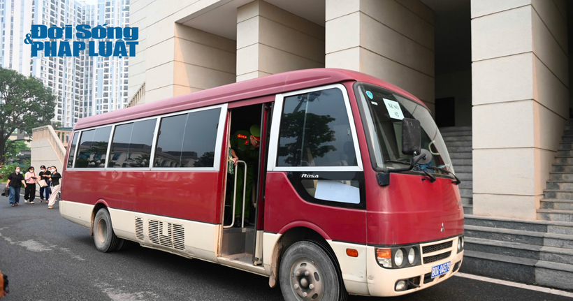 Theo ghi nhận của PV ĐS&PL, 8h sáng 30/3, xe chở các bị cáo đến tòa án.