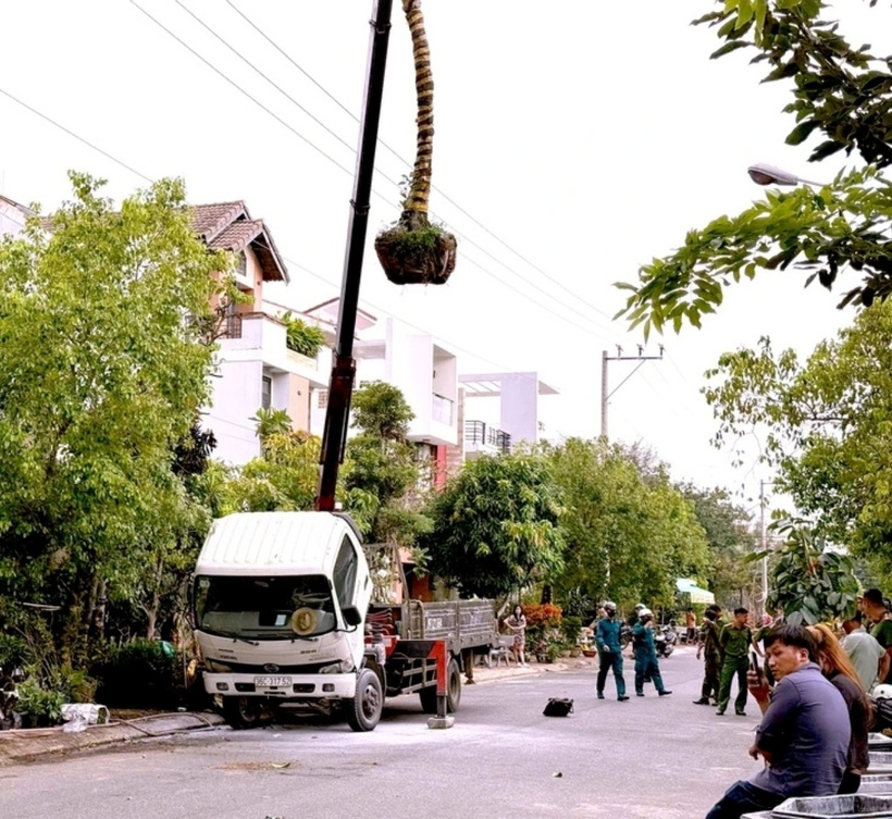 Hiện trường xảy ra vụ việc khiến tài xế bị điện giật tử vong. (Ảnh: Tuổi trẻ)