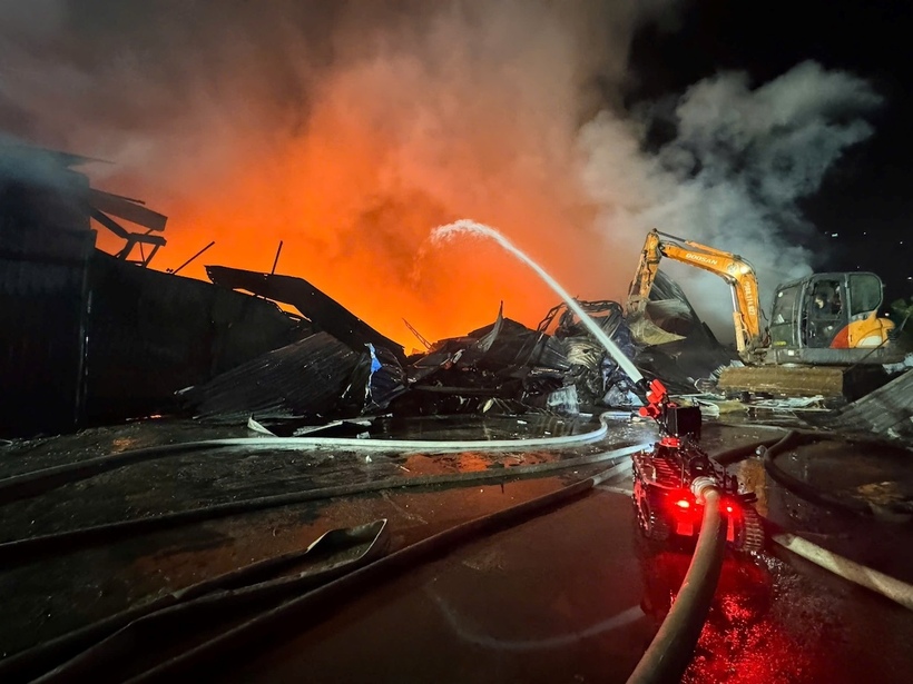 Lực lượng Cảnh sát PCCC&CNCH sử dụng Robot chữa cháy chuyên dùng tổ chức chữa cháy