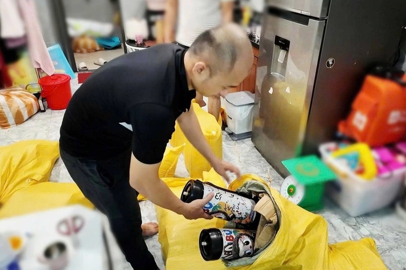 Bình khí cười được các đối tượng giấu trong bao tải. (Ảnh: Công an Đà Nẵng)