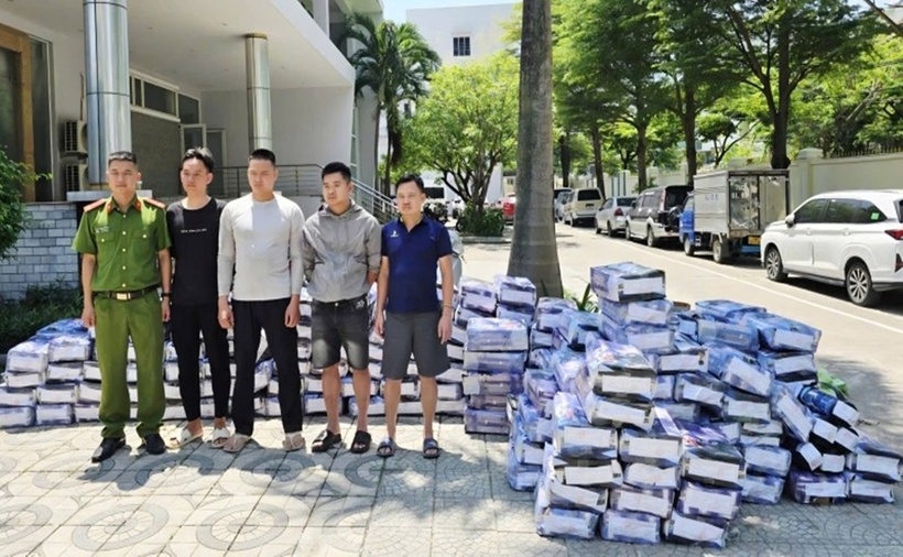 Công an Đà Nẵng đột kích, bắt giữ nhiều đối tượng, thu hơn 800 bình “khí cười”. (Ảnh: Công an Đà Nẵng)