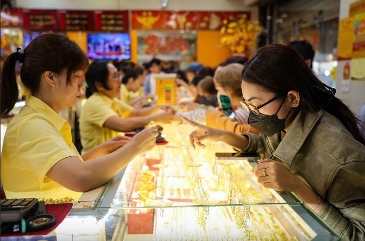 Giới chuyên gia nhận định, giá vàng trong nước tiếp tục bám sát xu hướng thế giới. (Ảnh: Thanh niên)