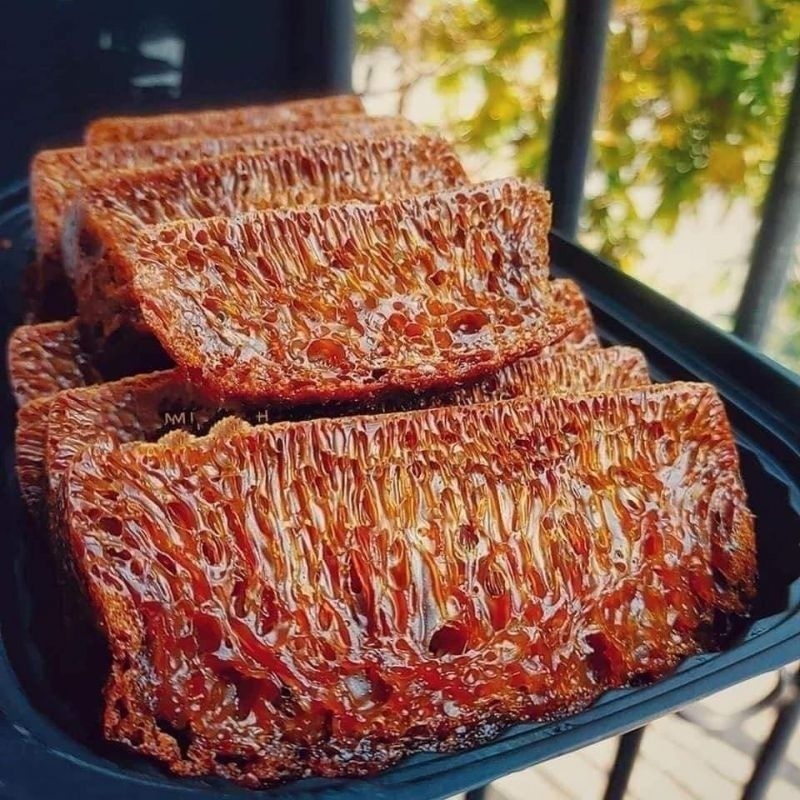 Bánh bò thốt nốt từ lâu đã trở thành món ăn vặt "quốc dân" len lỏi khắp các con phố Sài Gòn.