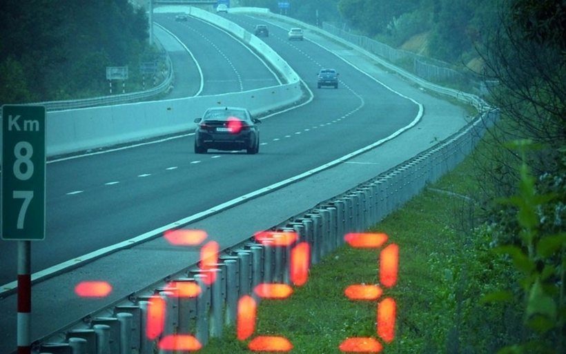 Người lái ô tô chạy quá tốc độ quy định. (Ảnh: Dân trí)