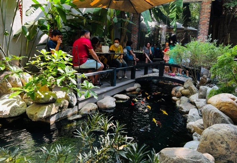 Những quán cafe cá Koi view đẹp cực chill ở TP.HCM - 1