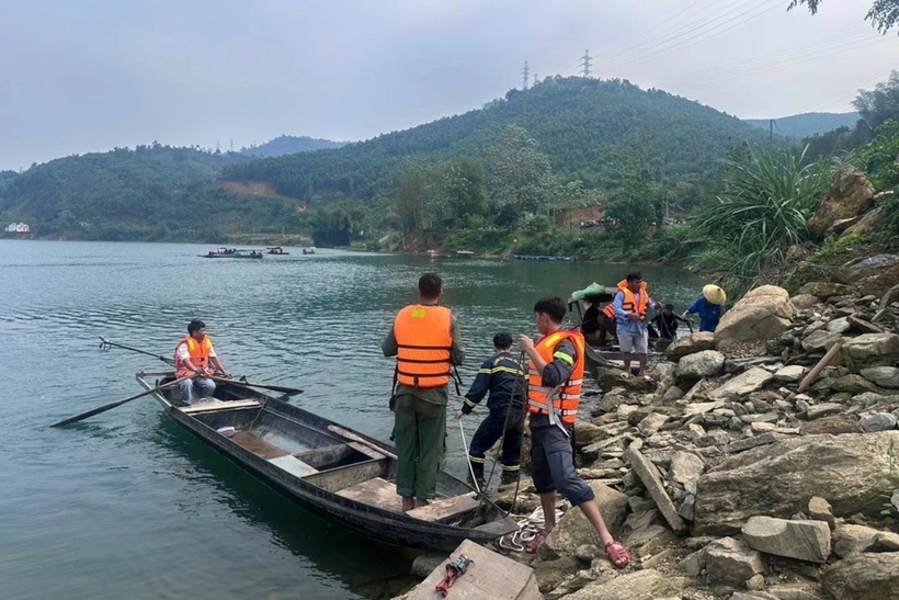 Lực lượng chức năng tìm kiếm 2 vợ chồng anh T. (Ảnh: Công an Tuyên Quang).