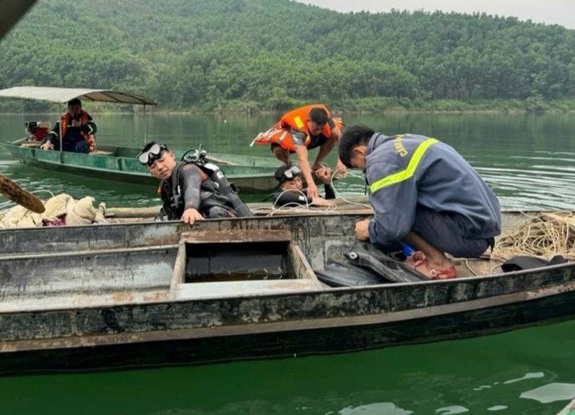 Thợ lặn tìm kiếm các nạn nhân. (Ảnh: Công an Tuyên Quang)