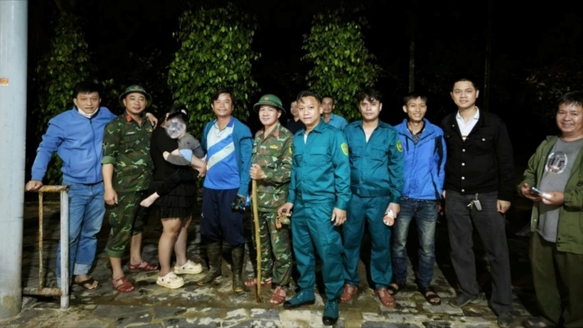 Các lực lượng chức năng tìm thấy cháu bé và bàn giao cho gia đình trong đêm (Ảnh: UBND xã Lộc An).