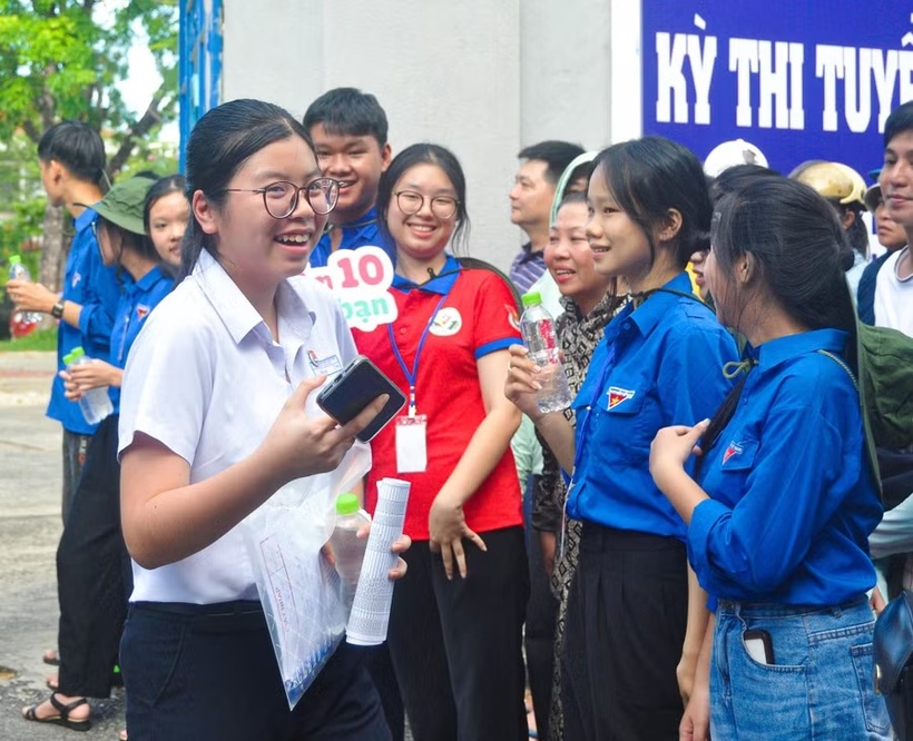 Thí sinh dự thi vào lớp 10 THPT tại điểm thi Trường THPT Hoàng Hoa Thám (Đà Nẵng). Ảnh: Giáo dục & Thời đại