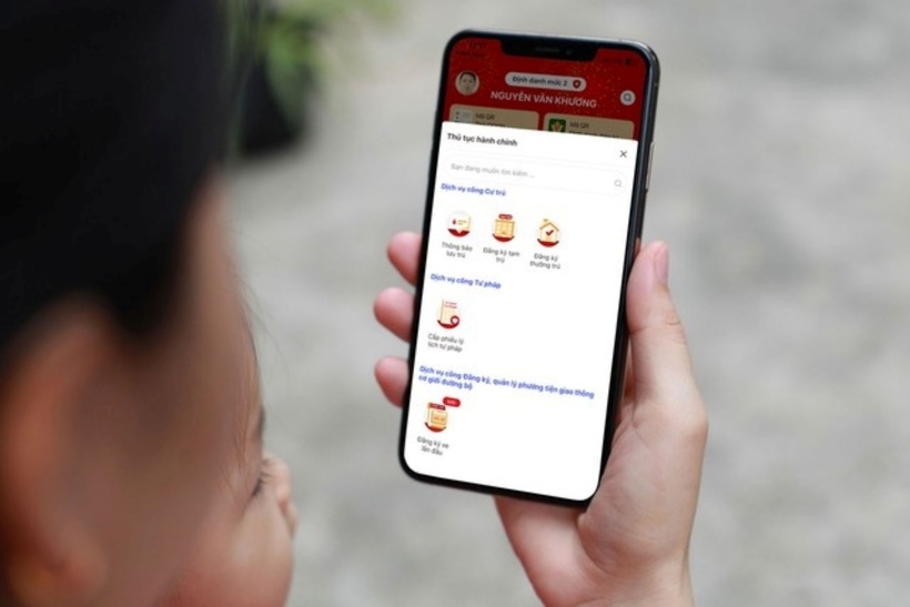 Người dân có thể đăng ký tạm trú qua ứng dụng VNeID. (Ảnh: Thanh niên)