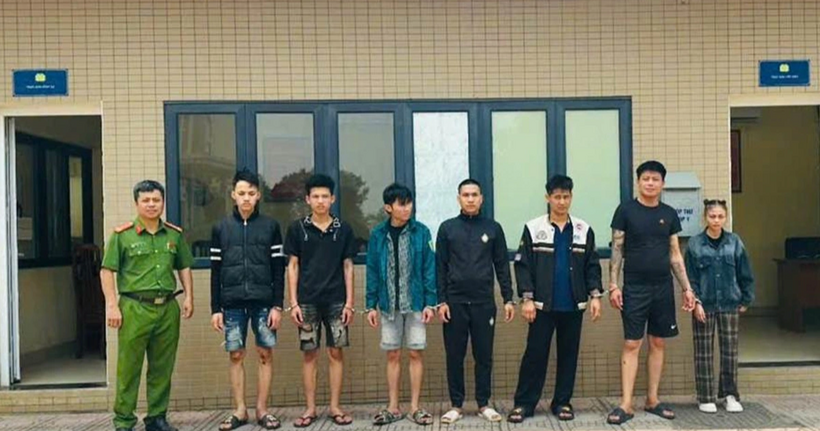 Các đối tượng tại trụ sở công an.