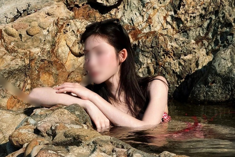 Hình ảnh ca sĩ Juky San ngâm mình tại Giếng Tiên gây tranh cãi trên mạng xã hội. &nbsp;(Ảnh: Facebook nhân vật)