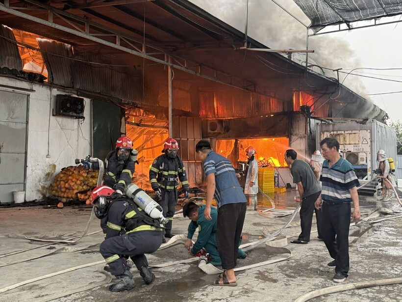 Phòng Cảnh sát PCCC&CNCH Công an Hà Nội đã điều động 12 xe chữa cháy cùng hơn 50 cán bộ, chiến sĩ đến hiện trường để dập lửa.