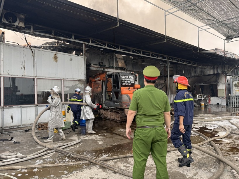 Lực lượng chức năng triển khai chữa cháy tại kho xưởng sản xuất bánh kẹo.