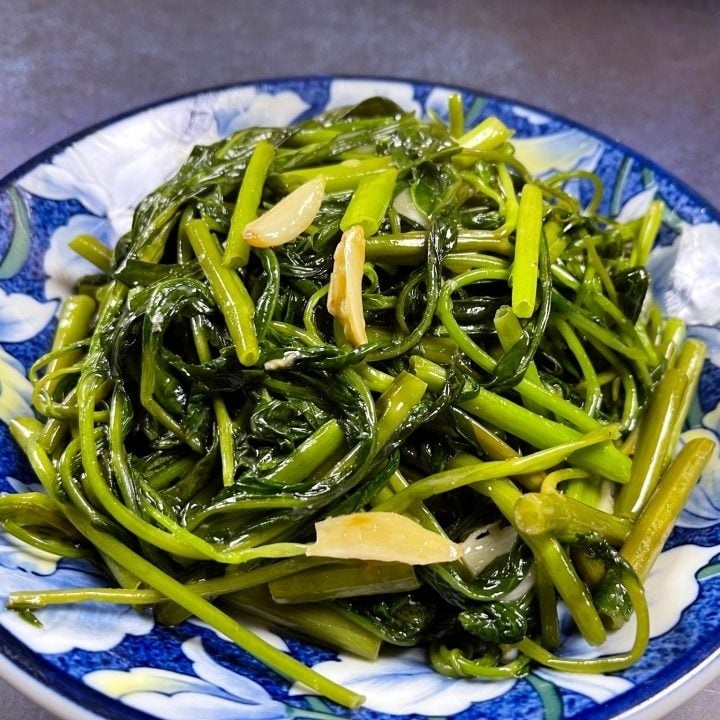 Rau muống chứa một lượng lớn oxalate do vậy khi được hấp thụ vào cơ thể, có thể kết tủa ở thận hình thành sỏi.