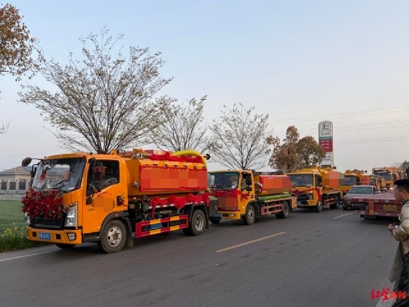 Dàn xe hút chất thải đi bên cạnh những xe sang khác thu hút sự chú ý. Ảnh: News China.