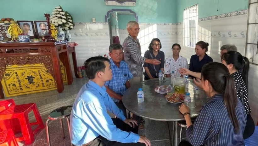 Chính quyền xã Thuận Mỹ đến thăm hỏi, chia buồn và động viên gia đình, người thân của ba nạn nhân tử vong trong vụ chìm tàu tại vùng biển Vũng Tàu. Ảnh: VietNamNet