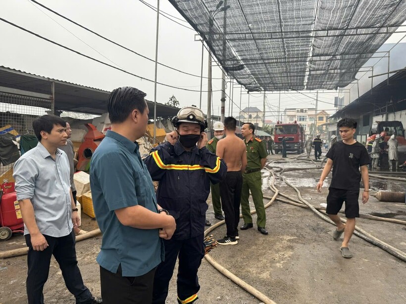 Đến khoảng 6h40 cùng ngày, đám cháy cơ bản được khống chế, không để lan sang khu dân cư.