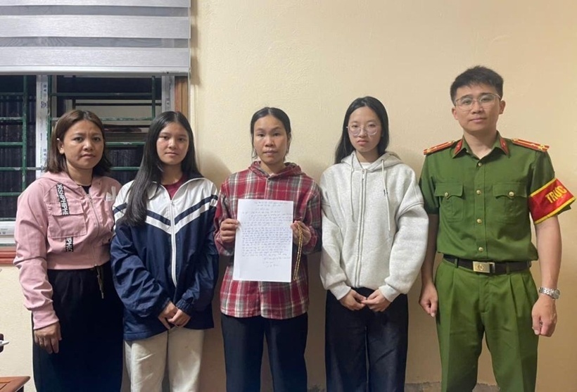 Hai nữ sinh trao trả tài sản cho người đánh rơi. Ảnh: Dân trí