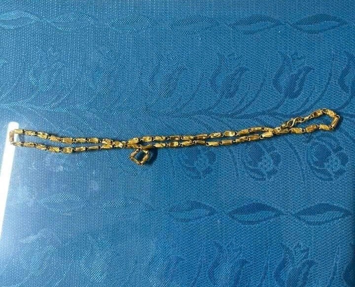 Sợi dây chuyền 2 học sinh nhặt được. Ảnh: Bảo vệ Pháp luật